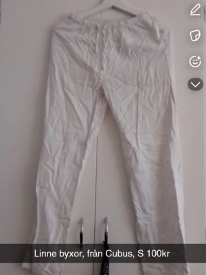 Vita linnebyxor från Cubus - Säljer ett par vita linnebyxor från Cubus med avslappnad passform och resår i midjan. Perfekta för en chill och luftig stil. Materialet är lätt och andas, vilket gör dem sköna att bära under varma dagar.