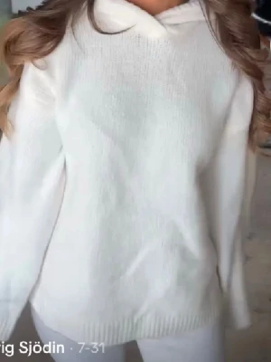 Vit hoodie med  - Säljer en enkel och stilren vit hoodie med huva. Hoodien har en mjuk och slät yta, långa ärmar och ribbade muddar vid ärmslut och nederkant. Perfekt för dig som gillar en clean och avslappnad look.