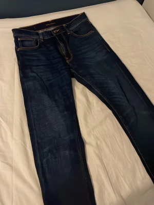Nudie Jeans Lean Dean - Riktig schyssta Nudie jeans med en skön fade mörkblå. De är knappt använda.
