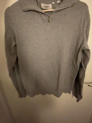 Grå halfzip - Grå halfzip. Inte använd. Ny pris 699kr 