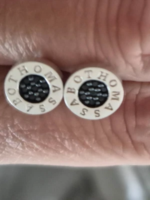 Stiftörhängen Thomas Sabo - Stiftörhängen från Thomas Sabo i silver (925) med svarta stenar (cubic zirkonia) Nypris 929 kr.