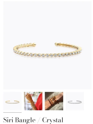 Guldarmband från Caroline Svedbom  - Ett elegant och stilrent bangle-armband i guldton med gnistrande klara kristaller längs hela bandet. Nytt skick!! Nypris 795💕💕