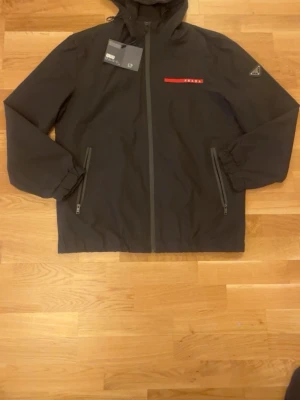 Svart vindjacka  - Snygg svart vindjacka. Storlek M men passar även S