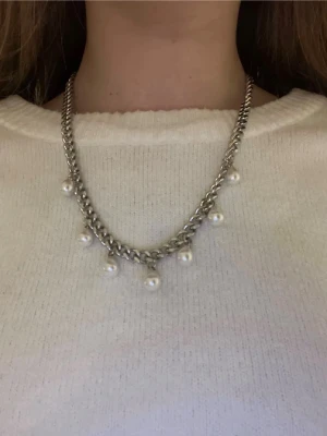 Silverhalsband med pärlor - Superfint Halsband, säljer då jag köpte ett liknande och inte har användning för detta. Endast använt enstaka gånger, som nytt!