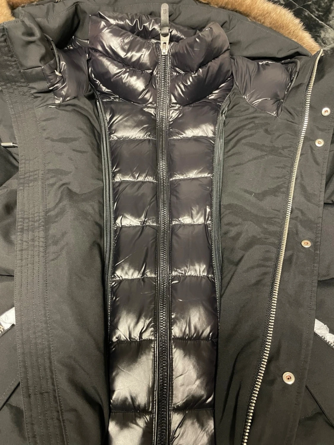 Svart lång dunjacka med pälskant från MACKAGE - 3