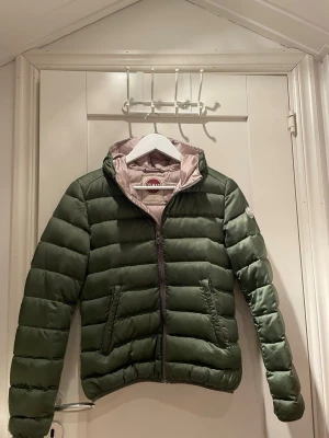 Colmar Jacka  - Grön Colmar jacka i storleken 40 men motsvarar XS. Skicket är 7/10. Perfekt inför våren 🌼. Har du frågor? Släng iväg ett dm!