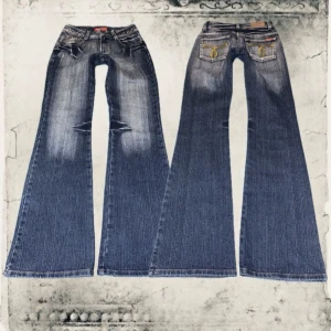 Blå utsvängda jeans med nitar - Säljer ett par blå jeans från Seyoo med kraftigt utsvängda ben och slitningar framtill. Jeansen har dekorativa nitar vid fickorna och klassisk femficksmodell. Materialet är denim i bomull med snygg tvättad effekt. 81 innerbenslängd 70 midja 