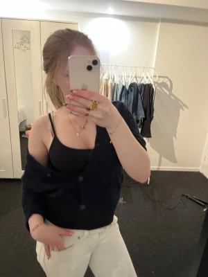 Mörkblå kofta från Kappahl, stl S - Säljer en mörkblå kofta från Kappahl i storlek S. Koftan har en slapp form med trekvartsarmar. Använt få tal gånger, inga defekter.