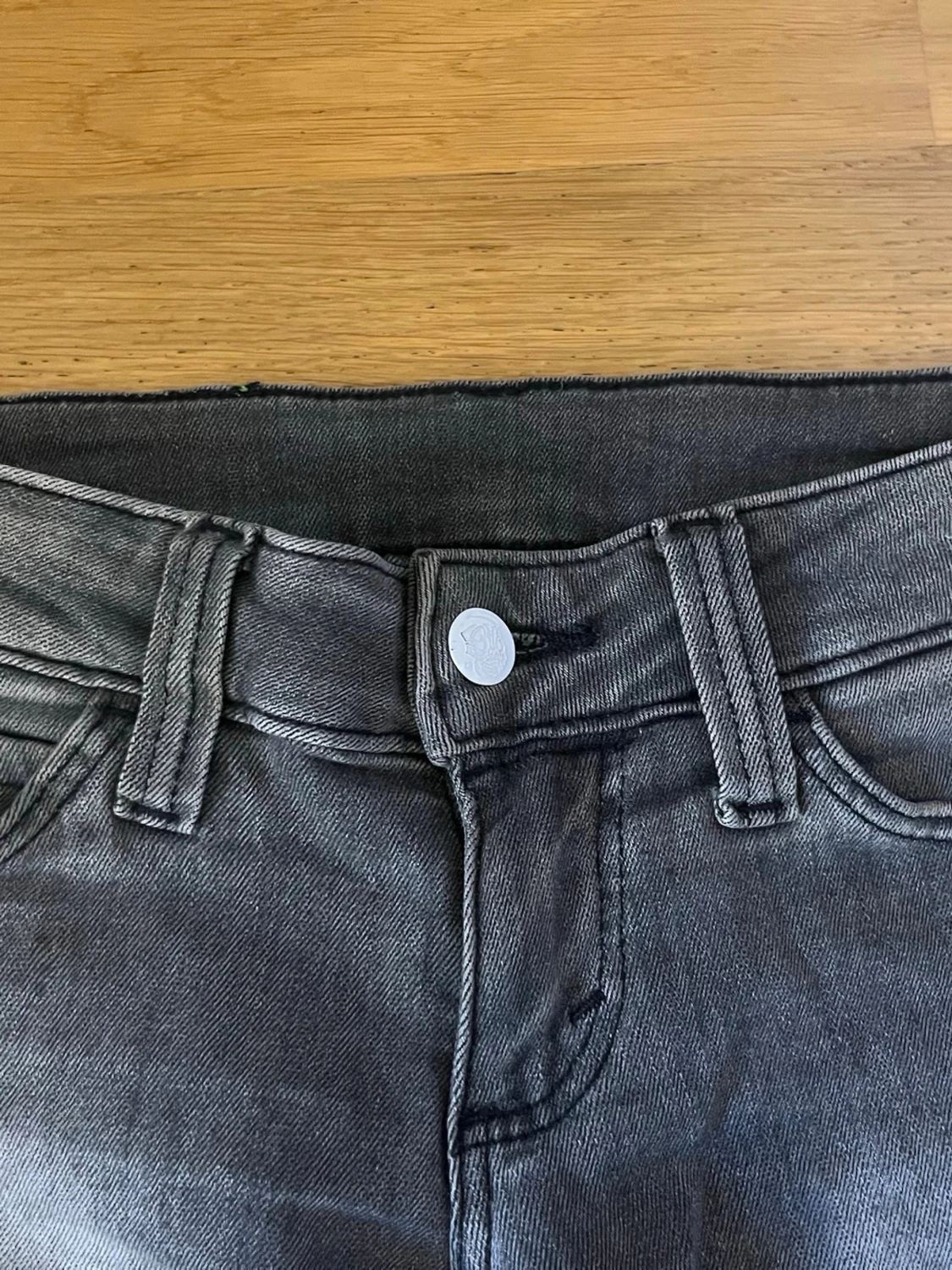 Grå lågmidjade kvarg jeans med utsvängda ben från cheap monday - 2