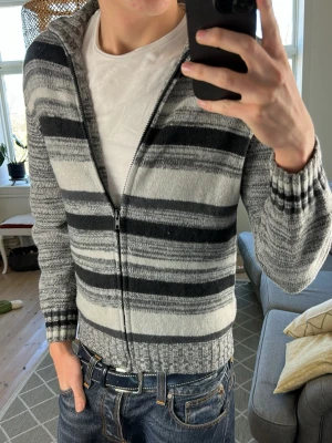 Randig unik zip tröja  - Super snygg och unik, perfekt nu under våren! Mått: A:45 B:45 C:43 D:61(cm) Skriv vid fundering😇🙌