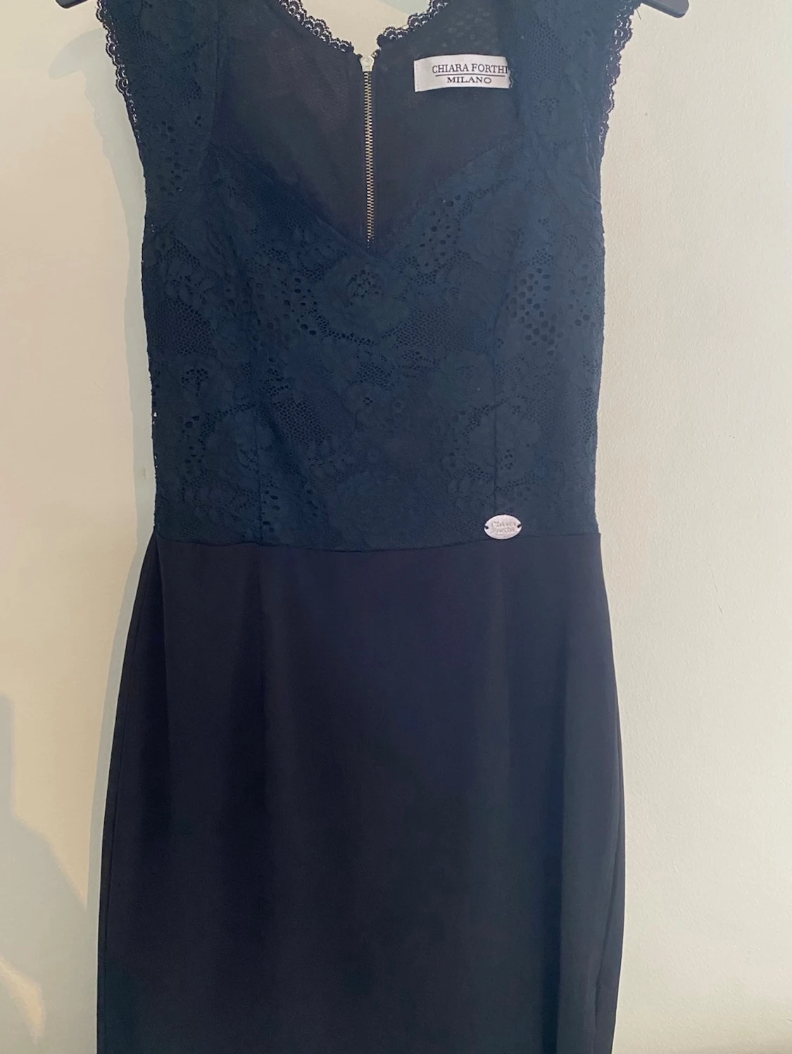 Svart spetsklänning från Chiara Forthi