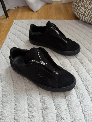 Axel Arigato skor - Säljer mina Axel Arigato skor i mycket bra skick! Dessa finns ej längre att köpa hos Axel Arigato.                                                     Storlek 40. Om ni har frågor är det bara att skriva. 