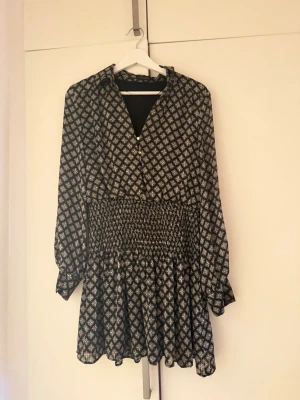 Zara klänning   - Ur snygg Zara klänning som inte säljs längre! 💖