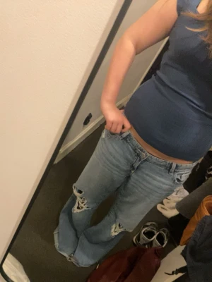 Blå slitna bootcut jeans - Kskskskakakek kdkdbd