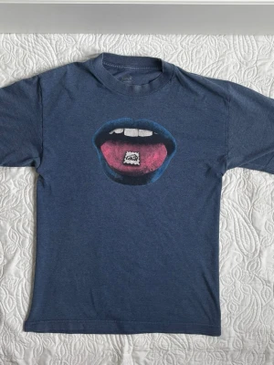 vintage graphic tshirt - storlek m, har små gröna fläckar vid axeln