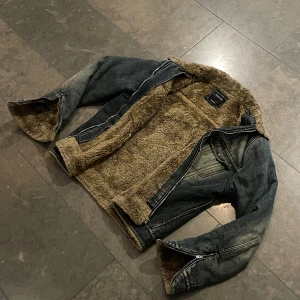 Fodrad vintage jeansjacka retro archive swag - Säljer en riktigt snygg och bekväm vintage jeansjacka med fordring och snygga fades! Står XL men är kort i modellen, den passar S-M Längd: 61cm bredd mellan axlar: 42cm Bredd midja: 54cm Armlängd: 64cm  Jag tar emot bud!!  Följare får 10% rabbat!!🌟 