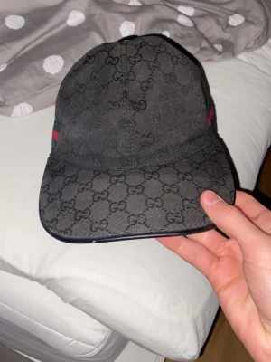 Svart keps med monogram - Snygg svart keps perfekt för sommaren!