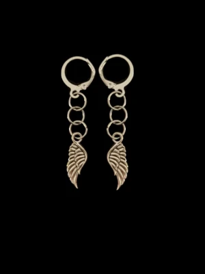 Silverörhängen med vinge-hängen - Säljer ett par snygga örhängen i silverfärg med flera ringar och hängande vingeformade berlocker. Perfekta för dig som gillar detaljer och vill ha något unikt till din stil. Passar till många olika looks!