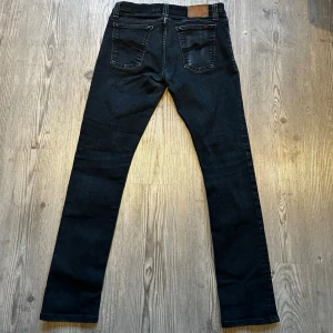 Nudie jeans  - Nudie Jeans me fet tvätt! Storlek 30/32. Sjukt bra skick som nya. Hör av er vid frågor eller funderingar!