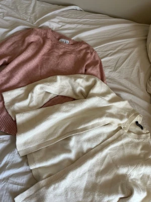 Två tröjor - Beige tröja från Gina tricot. Rosa tröja från vila. Båda är i storlek S. 