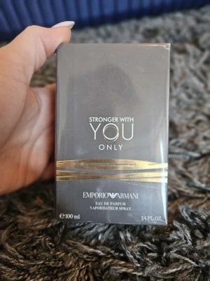 Emporio Armani Stronger With You Only 100ml - Emporio Armani Stronger With You Only Eau de Parfum i en snygg grå och guldig förpackning. Flaskan rymmer 100 ml och doften är modern och fräsch, perfekt för dig som gillar exklusiva parfymer. En stilren och lyxig parfym från ett välkänt märke.