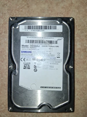 Samsung 500GB intern hårddisk SATA - Intern hårddisk från Samsung, modell HD502IJ, med 500GB lagringsutrymme och SATA-anslutning. Höljet är i metall och kretskortet är grönt. Perfekt för dig som behöver extra lagring till din stationära dator. helt tomt
