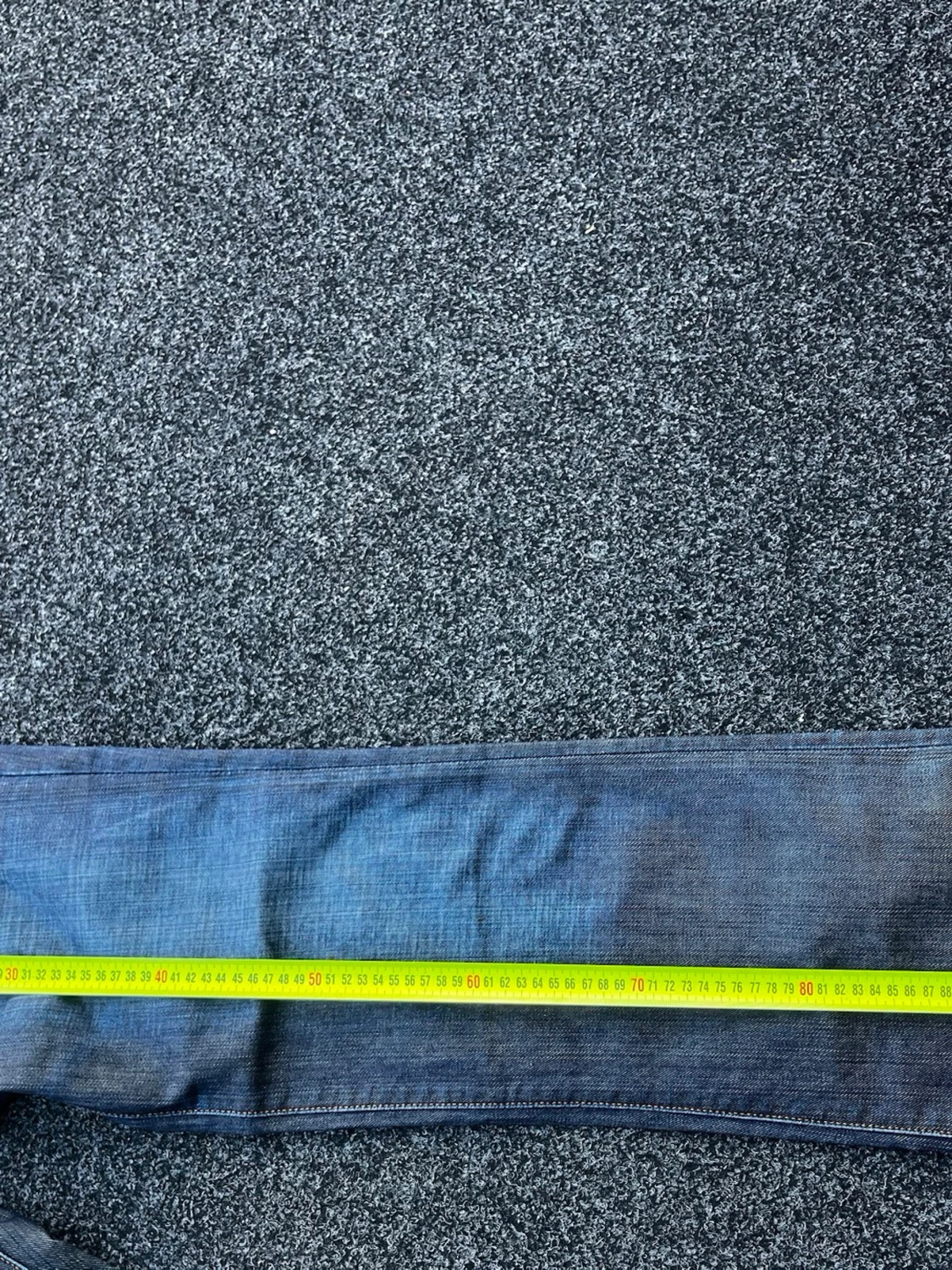 Blå jeans med slitningar och detaljer - 5