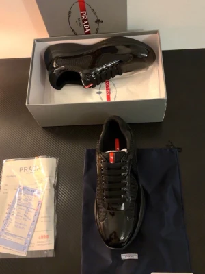 Prada skor - Helt nya och oandvända Prada skor storlek 44. Allt på bilden medföljer även om de inte är rikti. Stilrena skor rekommenderas verkligen