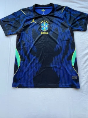 Brasilien matchtröja svart/blå Jordan - Snygg svart och blå matchtröja från Jordan med Brasilien CBF-logga och gula detaljer. Storlek S men passar även M. Pris kan diskuteras vid snabb affär.