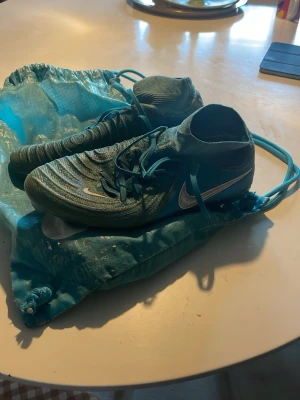 Blå Nike fotbollsskor med snörning - Lägger ut om d finns något intresse, kan fixa upp dem lite om någon är intresserad. Det är Nike phantom elite fotbollskor köpta från Unisport. Påse följer med. Dobbarna är inte jätte bra men funkar. Bara att kontakta mig om du har några frågor:)