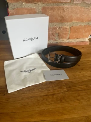 YSL bälte - Yves saint Laurent bälte, aldrig använt allt på bilderna medföljs även. 95cm