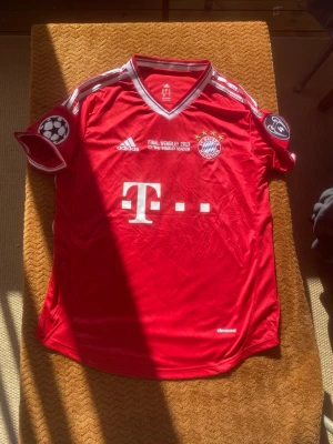 Bayern München matchtröja Robben - Röd Bayern München matchtröja från Adidas med nummer 10 och Robben på ryggen. 