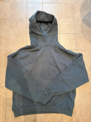 Blå hoodie från Acne Studios - Tvärfet mörkblå hoodie från acne | storlek S | nyskick | fråga vid funderingar!