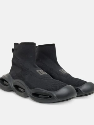 Dolce & Gabbana sneakers - Helt nya och oanvända Dolce & Gabbana slip-on sneakers  Modern och stilren design med logodetalj både bekväma och trendiga. Stretchmaterial som sitter perfekt på foten och en kraftig sula för extra komfort. Storlek 41,5