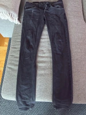 Svarta Dondup George jeans - Hej säljer min Dondup jeans. Modellen är George och är storlek 30. Jeansen är ganska använda, men fortfarande i ett väldigt bra skick. Nypris runt 3000 kr, mitt pris är 400 kr. Kan gå ner i pris vid en snabb och smidig affär👍