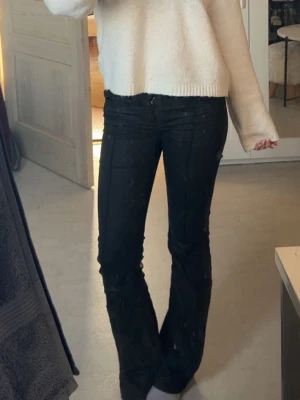 skinn byxor från nelly  - Säljer ett par svarta bootcut jeans i ”skinn” från nelly, säljer då jag inte får någo. använding av do. längre!💗