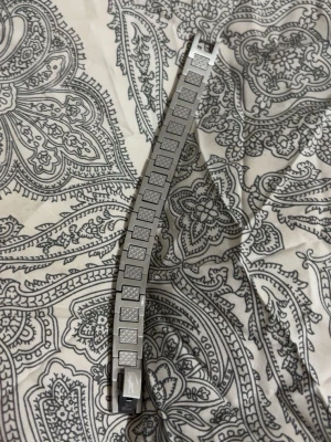 Lacoste Armband - Äkta! Helt ny, jag är inte så pass van med armband. Passar dig som har 16-19cm runt om handleden, hör av er för frågor.