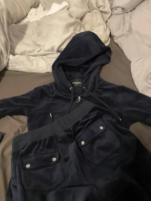 Juicy sett - Säljer mitt gamla juicy sett i marin blått, helst hela settet. Tröjan saknar en liten grej på snöret och har lite missfärgning på dragkedjan men annars gott skick.