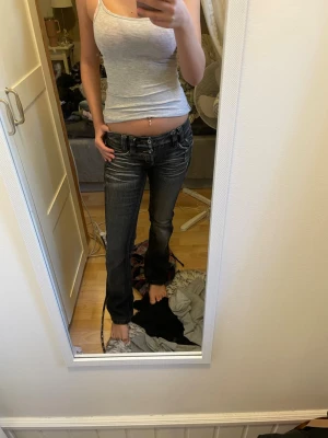 Y2k jeans - Säljer dessa gamla jeans från Vera Moda, min mammas gamla och sälja inte längre. I väldigt gott skick🩷 Är i storlek 34/36