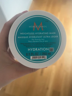 Moroccanoil Hydrating Mask 250ml - En viktlös återfuktande hårmask från Moroccanoil för fint och torrt hår. Kommer i en rund burk med turkosblå färg och vitt lock. Masken ger djup återfuktning och förbättrar hårets elasticitet. Innehåller 250 ml.