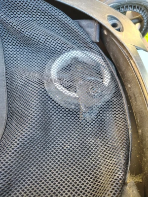Bugaboo fällbar barnvagn med nätkorg - Barnvagn i svart med robust ram, svarta och vita plasthjul samt praktisk nätkorg undertill. Handtag och detaljer i plast och metall. Perfekt för promenader och utflykter. Bugaboo Fox. 🦊 Obs behöver ett nytt hjul så den reservdelen får ni köpa. Måste hämtas 