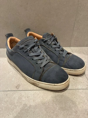 Louboutins - Säljer ett par ljusblåa Louboutins. Har haft skorna ett tag och skulle säga att dem är i bra skick. Kan skicka kvitto till dem som vill köpa och har även låda. Kom privat om några funderingar. Priset är inte hugget i sten men kom inte med skambud