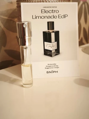 L'Orchestre Parfum Electro Limonade EdP - En elegant parfymprovflaska med L'Orchestre Parfum Electro Limonade EdP. Ca 50% kvar av 8 ml. 