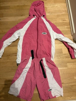 Corteiz Set - Hej! Säljer ett Corteiz Sommar Set i en fin rosa färg. Settet har fina detaljer både fram och bak och kommer i storlek S, Skriv bara för frågor och intresse! 