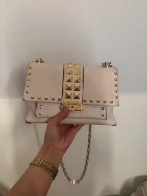 Michael Kors - Lägger denna på annons då jag ej använder denna väska , den har legat och dammat ett bra tag. Den är vit men har skiftat lite färg då den har legat. Säljer för 1000 kr. Nypris var ungefär 6000 när jag köpte denna modellen! 