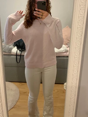 Vita bootcut jeans - Säljer ett par vita bootcut jeans. Storlek S men är lite för små för mig med storlek 38 i byxor. Jag är 170 cm lång. 