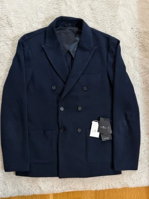 John Henric Blazer  - Tja! Säljer en as fet Blazer från John Henric som man kan använda till vardags bruk | Skick 10/10 använd max 2 gånger | Tags finns 💪| Storlek M | nypris 1899kr | Mitt pris 1199kr | Hör av dig vid frågor eller funderingar 🤗