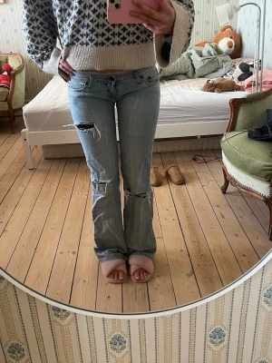 Skitsnygga bootcut! - Säljer dessa lågmidjade utsvängda jeans då de är lite för små i midjan. Spetset vid fickan är påsytt så man kan ta bort det om man vill. Tror även jeansen är omsydda för att vara mer lågmidjade. Pris kan diskuteras❣️Bara att höra av sig vid frågor