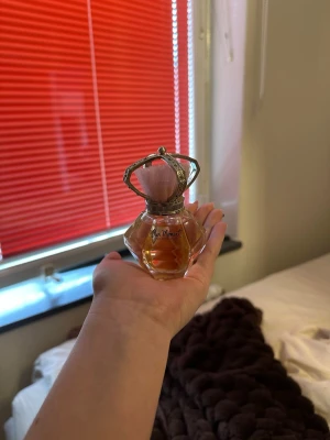 One Direction Our Moment parfym - Säljer en snygg parfymflaska från One Direction, modellen Our Moment. Flaskan är genomskinlig med diamantform och har en dekorativ silverkrona och rosa nät på toppen. Perfekt för dig som gillar unika och trendiga dofter.