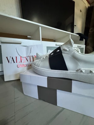 Valentino skor - Vita valentino skor med en fin mörk blå design. Använd 2 gånger och ser helt nya ut med inga skador, fläck eller crease.  Pris kan absolut sänkas vid snabb affär😃